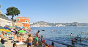 Ferragosto am Strand von Bacoli: Bunte Sonnenschirme, volle Ufer und mediterrane Sommerstimmung an der Küste Kampaniens. (Foto: © Bastian Glumm)
