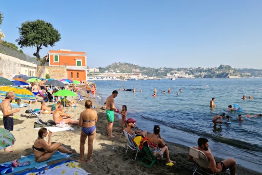 Ferragosto am Strand von Bacoli: Bunte Sonnenschirme, volle Ufer und mediterrane Sommerstimmung an der Küste Kampaniens. (Foto: © Bastian Glumm)