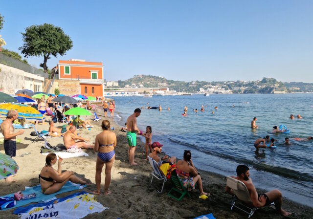 villa-ferretti-bacoli-ferragosto Ferragosto am Strand von Bacoli: Bunte Sonnenschirme, volle Ufer und mediterrane Sommerstimmung an der Küste Kampaniens. (Foto: © Bastian Glumm)