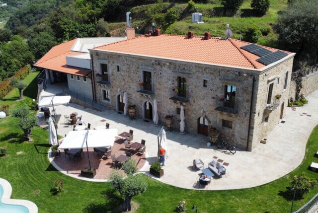 villa-ginevra-sizilien-mydays (1) Die Villa Ginevra auf Sizilien – ein Ort zum Ankommen und Wohlfühlen mit Blick ins Grüne und großzügiger Terrasse. (Foto: © mydays.de)