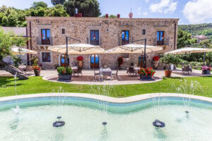Blühende Gastfreundschaft: Der gepflegte Garten der Villa Ginevra auf Sizilien lädt mit mediterranem Flair zum Verweilen ein. (Foto: © mydays.de)