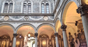 Im Innenhof des Palazzo Medici in Florenz, geschmückt mit ionischen Säulen, befand sich ein Garten mit exotischen Pflanzen, Brunnen und Skulpturen. (Foto: © Bastian Glumm)