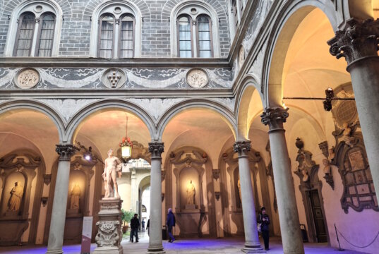 Im Innenhof des Palazzo Medici in Florenz, geschmückt mit ionischen Säulen, befand sich ein Garten mit exotischen Pflanzen, Brunnen und Skulpturen. (Foto: © Bastian Glumm)