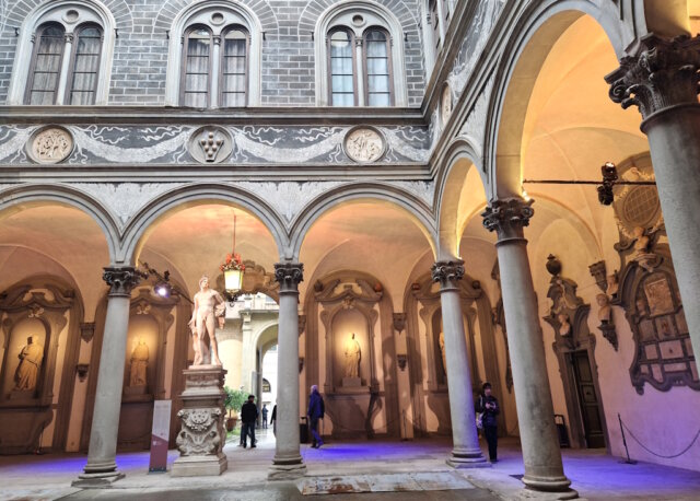 Im Innenhof des Palazzo Medici in Florenz, geschmückt mit ionischen Säulen, befand sich ein Garten mit exotischen Pflanzen, Brunnen und Skulpturen. (Foto: © Bastian Glumm)