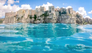 Tropea liegt im Süden Italiens, an der Westküste der Region Kalabrien, auf halber Strecke zwischen den Städten Lamezia Terme und Reggio Calabria. Sie wird oft als „Perle des Tyrrhenischen Meeres" bezeichnet. (Foto: © Vincenzo Stranieri)