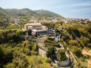 Die Villa Paola thront oberhalb von Tropea inmitten mediterraner Gärten und bietet weite Ausblicke über die Küste Kalabriens. (Foto: © Mediterranean Hospitality Group)