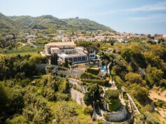 Die Villa Paola thront oberhalb von Tropea inmitten mediterraner Gärten und bietet weite Ausblicke über die Küste Kalabriens. (Foto: © Mediterranean Hospitality Group)