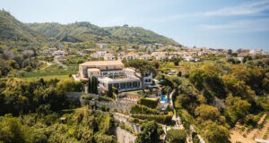 Die Villa Paola thront oberhalb von Tropea inmitten mediterraner Gärten und bietet weite Ausblicke über die Küste Kalabriens. (Foto: © Mediterranean Hospitality Group)