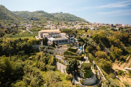 Die Villa Paola thront oberhalb von Tropea inmitten mediterraner Gärten und bietet weite Ausblicke über die Küste Kalabriens. (Foto: © Mediterranean Hospitality Group)