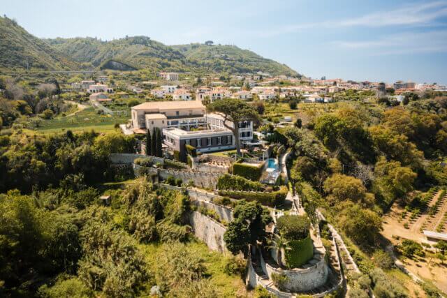 Die Villa Paola thront oberhalb von Tropea inmitten mediterraner Gärten und bietet weite Ausblicke über die Küste Kalabriens. (Foto: © Mediterranean Hospitality Group)