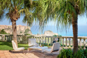 Blick von der Gartenanlage der Villa Paola auf Tropea und das Tyrrhenische Meer: ein Ort für Ruhe und Dolce Vita. (Foto: © Mediterranean Hospitality Group)
