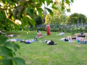Yoga unter freiem Himmel: In den Gärten der Villa Taranto verbinden sich Bewegung, Ruhe und Naturerlebnis zu einem besonderen Sommerprogramm. (Foto: © Susy Mezzanotte per Giardini Botanici di Villa Taranto)