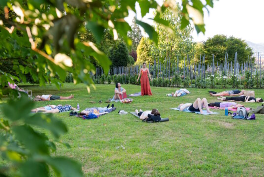 Yoga unter freiem Himmel: In den Gärten der Villa Taranto verbinden sich Bewegung, Ruhe und Naturerlebnis zu einem besonderen Sommerprogramm. (Foto: © Susy Mezzanotte per Giardini Botanici di Villa Taranto)