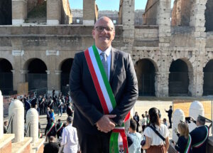 Vito Rizzo, Bürgermeister von Balestrate, bei einer offiziellen Veranstaltung in Rom – mit der Trikolore-Schärpe der italienischen Kommunen. (Foto: © Vito Rizzo)