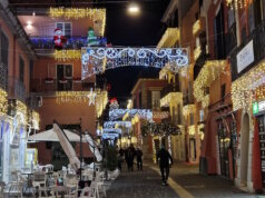 Der Advent in Italien, eine der besinnlichsten Zeiten des Jahres, beginnt traditionell mit dem ersten Adventssonntag. Viele Innestädte sind weihnachtlich geschmückt und illuminiert, wie hier Pozzuoli in Kampanien. (Foto: © Bastian Glumm)