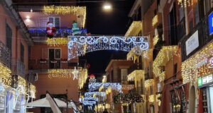 Der Advent in Italien, eine der besinnlichsten Zeiten des Jahres, beginnt traditionell mit dem ersten Adventssonntag. Viele Innestädte sind weihnachtlich geschmückt und illuminiert, wie hier Pozzuoli in Kampanien. (Foto: © Bastian Glumm)