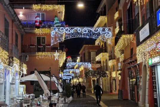 Der Advent in Italien, eine der besinnlichsten Zeiten des Jahres, beginnt traditionell mit dem ersten Adventssonntag. Viele Innestädte sind weihnachtlich geschmückt und illuminiert, wie hier Pozzuoli in Kampanien. (Foto: © Bastian Glumm)