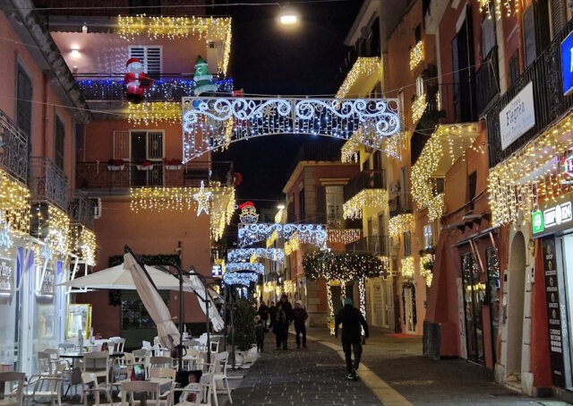 Der Advent in Italien, eine der besinnlichsten Zeiten des Jahres, beginnt traditionell mit dem ersten Adventssonntag. Viele Innestädte sind weihnachtlich geschmückt und illuminiert, wie hier Pozzuoli in Kampanien. (Foto: © Bastian Glumm)