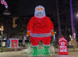 Allgegenwärtig zur Weihnachtszeit in Italien ist "Babbo Natale". Manchmal darf dieser auch etwas größer ausfallen. (Foto: © Bastian Glumm)