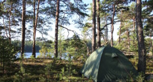 Wildcampen mitten in der Natur: In Italien ist das zwar verlockend, aber grundsätzlich verboten – Verstöße können mit hohen Bußgeldern geahndet werden. (Bild von Reijo Telaranta auf Pixabay)