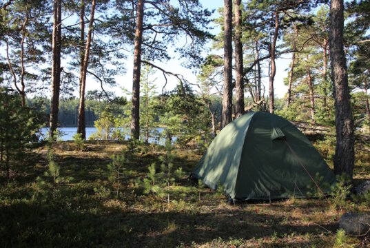 Wildcampen mitten in der Natur: In Italien ist das zwar verlockend, aber grundsätzlich verboten – Verstöße können mit hohen Bußgeldern geahndet werden. (Bild von Reijo Telaranta auf Pixabay)