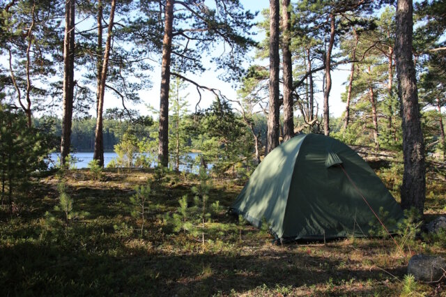 wildes-camping-italien Wildcampen mitten in der Natur: In Italien ist das zwar verlockend, aber grundsätzlich verboten – Verstöße können mit hohen Bußgeldern geahndet werden. (Bild von Reijo Telaranta auf Pixabay)