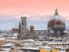 Seltenes Winterbild in der Toskana: Schnee über Florenz mit dem Dom Santa Maria del Fiore und den Apenninen im Hintergrund. Auch Mittelitalien erlebt gelegentlich kalte, klare Wintertage. (Foto: © ChiccoDodiFC / Adobe Stock)