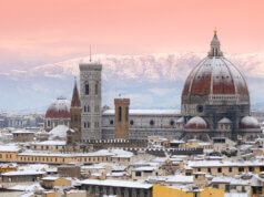 Seltenes Winterbild in der Toskana: Schnee über Florenz mit dem Dom Santa Maria del Fiore und den Apenninen im Hintergrund. Auch Mittelitalien erlebt gelegentlich kalte, klare Wintertage. (Foto: © ChiccoDodiFC / Adobe Stock)