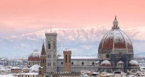Seltenes Winterbild in der Toskana: Schnee über Florenz mit dem Dom Santa Maria del Fiore und den Apenninen im Hintergrund. Auch Mittelitalien erlebt gelegentlich kalte, klare Wintertage. (Foto: © ChiccoDodiFC / Adobe Stock)