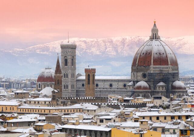 winter-schnee-florenz-firenze Seltenes Winterbild in der Toskana: Schnee über Florenz mit dem Dom Santa Maria del Fiore und den Apenninen im Hintergrund. Auch Mittelitalien erlebt gelegentlich kalte, klare Wintertage. (Foto: © ChiccoDodiFC / Adobe Stock)