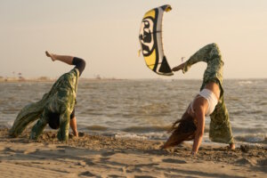 Yoga am Strand der Lidi di Comacchio: Bewegung, Meeresrauschen und warmes Abendlicht prägen einen entspannten Moment an der Adriaküste. (Foto: © Maurizio Cinti)