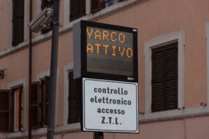 Elektronische Zugangskontrolle zur Zona a Traffico Limitato im historischen Zentrum von Rom, in dem seit Mitte Januar ein einheitliches Tempolimit von 30 Kilometern pro Stunde gilt. (Foto: © makis7 / Adobe Stock)