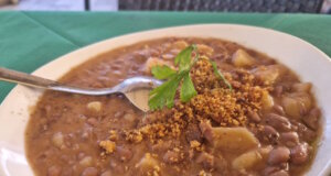 Im Herzen Kampaniens entstand ein Gericht, das vom ersten Löffel an umarmt: Die Zuppa di patate e fagioli - eine deftige Suppe mit Kartoffeln und Bohnen. (Foto: © Bastian Glumm)
