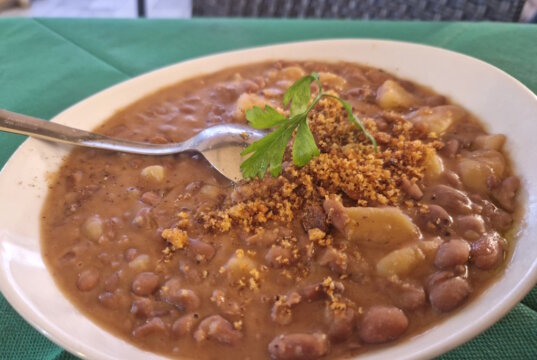 Im Herzen Kampaniens entstand ein Gericht, das vom ersten Löffel an umarmt: Die Zuppa di patate e fagioli - eine deftige Suppe mit Kartoffeln und Bohnen. (Foto: © Bastian Glumm)