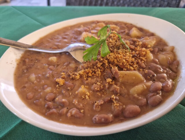 zuppa-di-patate-e-fagioli-bohnen-kartoffeln Im Herzen Kampaniens entstand ein Gericht, das vom ersten Löffel an umarmt: Die Zuppa di patate e fagioli - eine deftige Suppe mit Kartoffeln und Bohnen. (Foto: © Bastian Glumm)